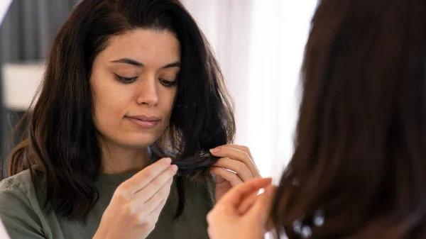 Kız Aynaya Bakarken Saçına Dokunuyor Saç Bakımı — Stok fotoğraf