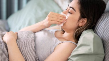 Genç hasta bir kadın yatakta iken onun burun üfleme