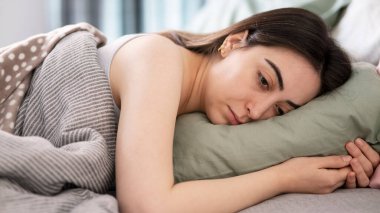 Üzgün, yorgun, depresyonda genç bir kadın.