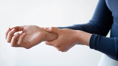 Karpus ağrısı çeken bir kadın.