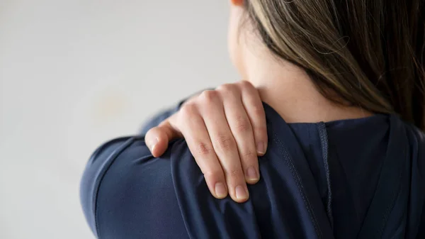 Rückansicht Einer Frau Die Unter Schulterschmerzen Leidet — Stockfoto