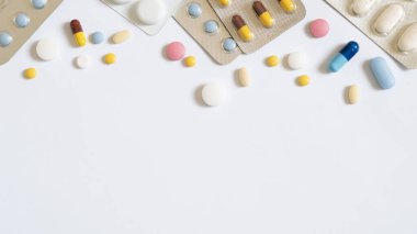 Renkli tıp hap ve kapsül blister paketlerine yığını.