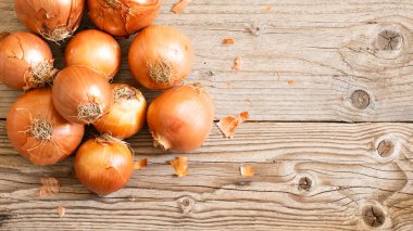 Tahta masadaki sarı soğanlar..