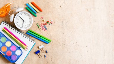 Okul kırtasiyesi masada..