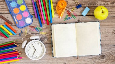 Okul kırtasiyesi masada..