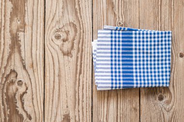 Ahşap arka plan boş alanda mavi mutfak havlusu üst görünümü. Yemek reklamı tasarımı. Klasik yemek arkaplanı.