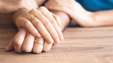 Karı koca tezahürat, ilişki bakımı konsepti, aile üyelerini rahatlatmak, karşılıklı teşvik, şefkat, rahatlık ve sempati, yardım, umut ve inanç için el ele tutuşur