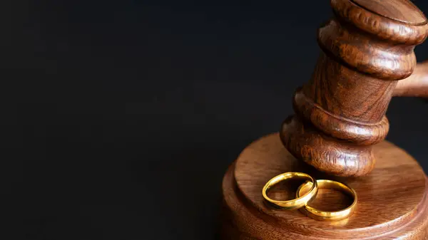 Nikah Yüzüklerinin ve Ahşap Gavel 'in Yakın Çekimi