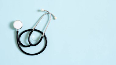 Mavi arka planda yeni steteskop, üst manzara. tıbbi araç