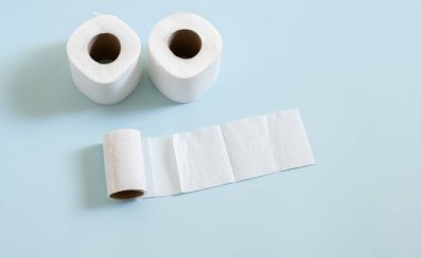 Mavi arkaplanda tuvalet kağıdı rulosunun üst görünümü