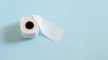 Mavi arkaplanda tuvalet kağıdı rulosunun üst görünümü