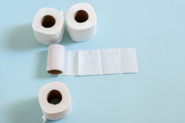 Mavi arkaplanda tuvalet kağıdı rulosunun üst görünümü