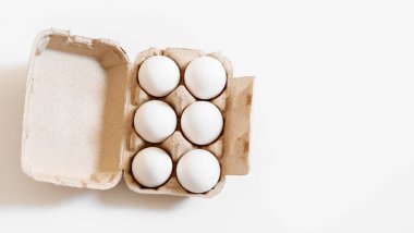 Tepside ya da yumurta kutusunda organik beyaz yumurta. Market veya kahvaltı için kartonda tavuk yumurtası..