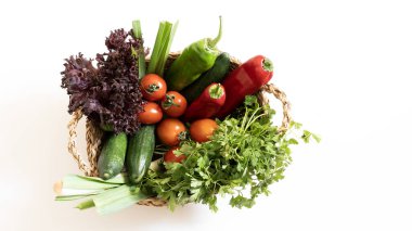 Sepetteki sebzeler arka planda organik sebzeler.