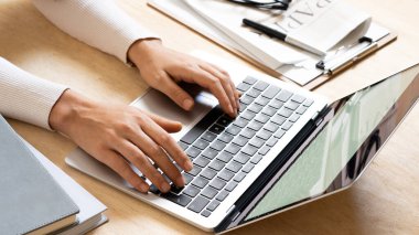 Parmakların boş beyaz ekran dizüstü bilgisayarı yazıyor. Model işleri için