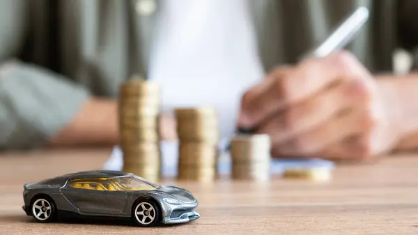Araba, finans ve araba kredisi, yatırım ve iş konsepti için tasarruf