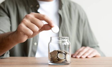 Bozukluklarla dolu bir kavanoza para koymak, Tasarruf kavramı