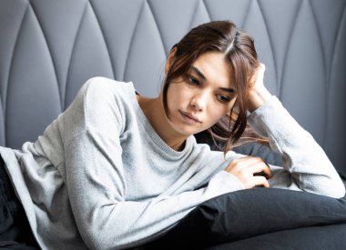 Mutsuz, bunalımlı kadın yatak odasında oturuyor, depresyon konsepti.