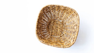 Beyaz arka planda boş bir hasır sepet. Üst görünüm.