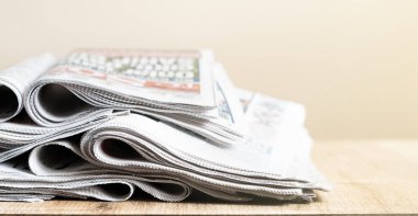 Gazetelerin arka planında farklı gazeteler