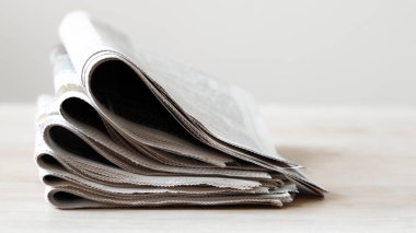 Masada yığınla gazete var.