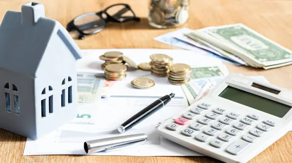 Gayrimenkul kavramı. Ev modeli ve para yığını tablo üzerinde, kopyalama alanı