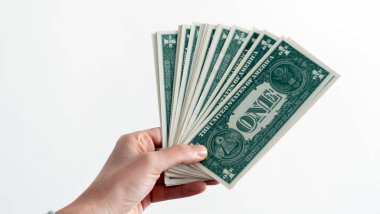 Dolar teklif eden bir kadın, euro banknotları ve bir tomar para tutan bir kadın. Euro, dolar banknotları, Avrupa Birliği kağıt para birimi. Para biriktirme kavramı.