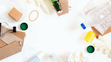 Arka plan, eko, çevre veya kopya alanı ile geri dönüşüm konsepti üzerinde geri dönüşüm sembolü ile geri dönüştürüldü,