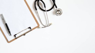 Stetoskop, dizüstü bilgisayar ve metin için kopya alanı olan doktor ofis çalışmalarının üst görünümü.