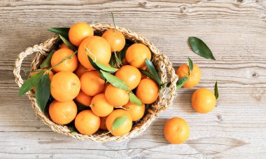 Mandalina portakalı yığını. Mandarin konsepti, narenciye kutsaması