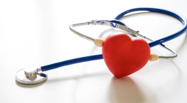 Beyaz arkaplanda steteskop, üst görünüm