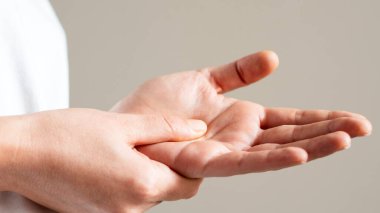 Sağlık hizmetleri ve tıbbi konsept, romatizma kadın kramp, tetik parmağı, bilek ağrısı masaja dokunmak, eklem ağrısı, eklem iltihabı.