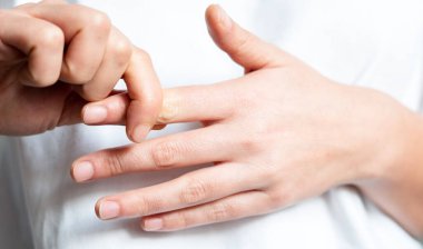 Sağlık hizmetleri ve tıbbi konsept, romatizma kadın kramp, tetik parmağı, bilek ağrısı masaja dokunmak, eklem ağrısı, eklem iltihabı.