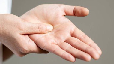 Sağlık hizmetleri ve tıbbi konsept, romatizma kadın kramp, tetik parmağı, bilek ağrısı masaja dokunmak, eklem ağrısı, eklem iltihabı.