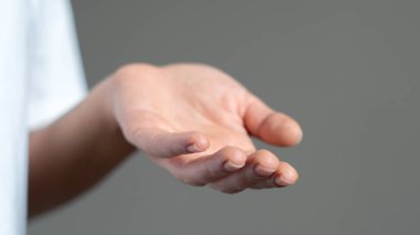 Minimalist bir ortamda sükunet ve bağlantı hissine karşı açık bir davet.