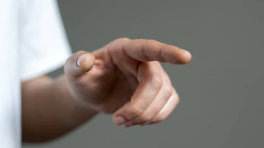 Genç yetişkin kadın el işareti ya da beyaz üzerine izole edilmiş bir kenardan bir şeye tıklayın