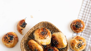 Pogaca beyaz arka planda izole edilmiş. Türk hamur işi ürünü