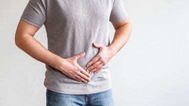  Karın ağrısı ve karın ağrısı hisseden bir adam sindirim rahatsızlığının bir göstergesidir..