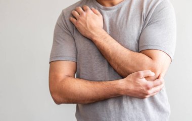 Dirsek eklemlerinde ağrı ve sertlik hissediyorum.