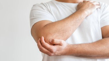 Dirsek eklemlerinde ağrı ve sertlik hissediyorum.
