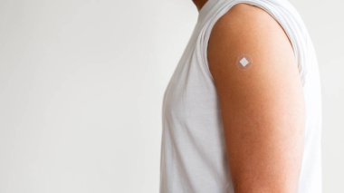 Aşı ya da enjeksiyon iğnesinde grip aşısı. Doktor hastanın koluyla çalışıyor..