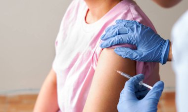 Aşı ya da enjeksiyon iğnesinde grip aşısı. Doktor hastanın koluyla çalışıyor..