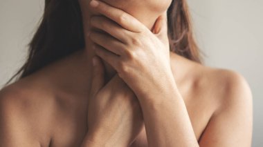 Boğazı ağrıyan genç bir kadın.