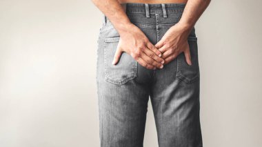 Hemoroit ve kabızlığı olan biri.