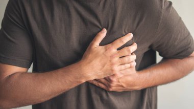 Kalp krizi ya da kalp rahatsızlığı olan bir adam.