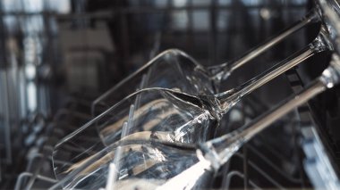 Temiz bulaşıklarla bulaşık makinesini açtım.