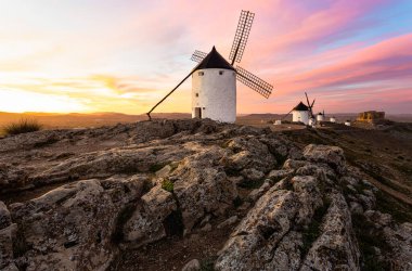 Consuegra, Castilla y la Mancha, İspanya 'da gün batımında yel değirmenleri.