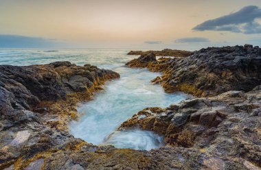 Dalgalar İspanya 'nın Kanarya Adaları, Tenerife' nin kuzey kıyısında bir su birikintisinde kırılıyor..
