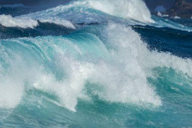 Dalgalar Tenerife, İspanya ve Avrupa 'nın kuzey sahillerine çarpıyor