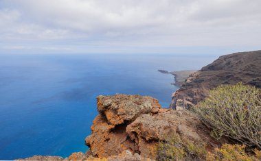 Tenerife, Kanarya Adaları 'nın kuzeyindeki Teno Kırsal Parkı' nda yürüyüş yaparken manzara.